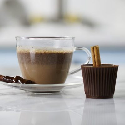 8b1355f5-chocolate-quente-no-palito-de-canela-l-thumb-500x500